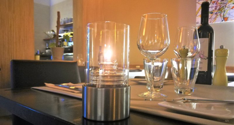 portavelas en restaurante con carga desechable de parafina liquida